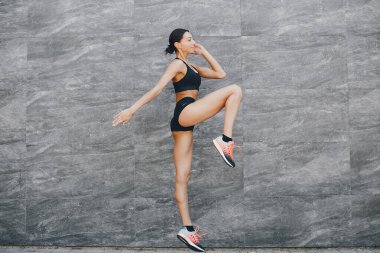 Yaz şehrinde güzel bir bayan antrenmanı. Esmer, yoga yapıyor. Spor kıyafetli bir Gitl.