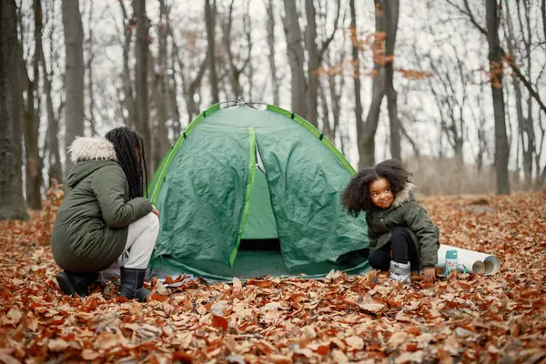 Ormanda kamp yapan güzel siyah kızlar. İki küçük kız kardeş sonbahar ormanında bir çadır kuruyorlar. Hakiki ceket giyen siyah kızlar..