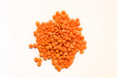 Beyaz arkaplanda izole edilmiş küçük kırmızı mercimek grubu