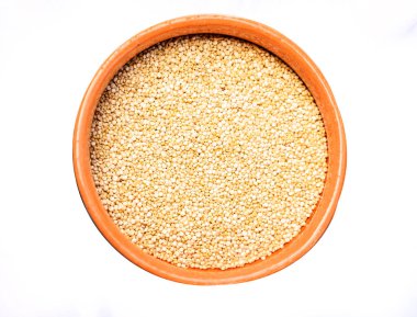 Beyaz arkaplanda izole edilmiş ham kinoa tohumları içeren vuruş