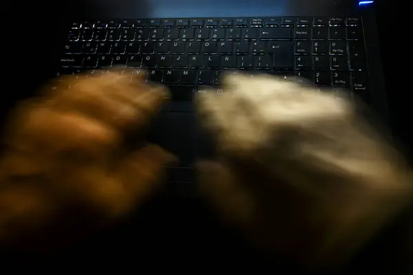 Adam elleri arka planda PC klavyesinde yazıyor
