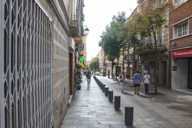 İspanya, Barselona sokaklarında yürüyen insanlar.