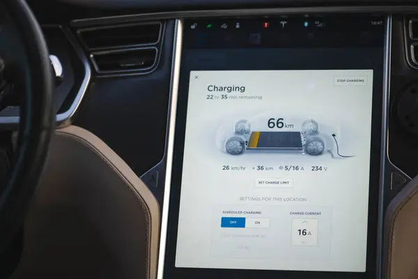 Tesla elektrikli araba şarj istasyonu ekranda, yakın plan.