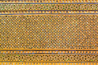 Thai oyması ahşap ve Tayland mitolojik motifleri altın ve vitray ile süslenmiş.