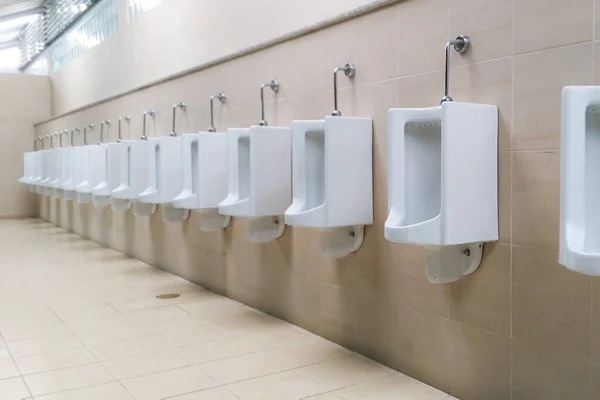 新行的户外小便池男子公共厕所 — 图库照片