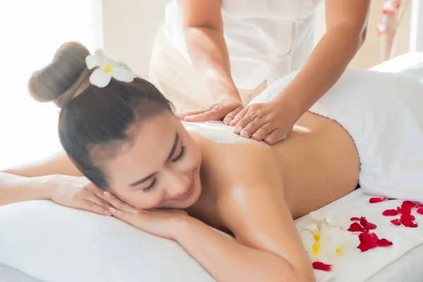 Azië Mooie Vrouw Genieten Van Een Zout Scrub Massage Gezondheid — Stockfoto