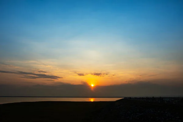 Великолепный Пейзаж Сильного Восхода Солнца Серебристой Подкладкой Облаком Оранжевом Небе Стоковое Фото