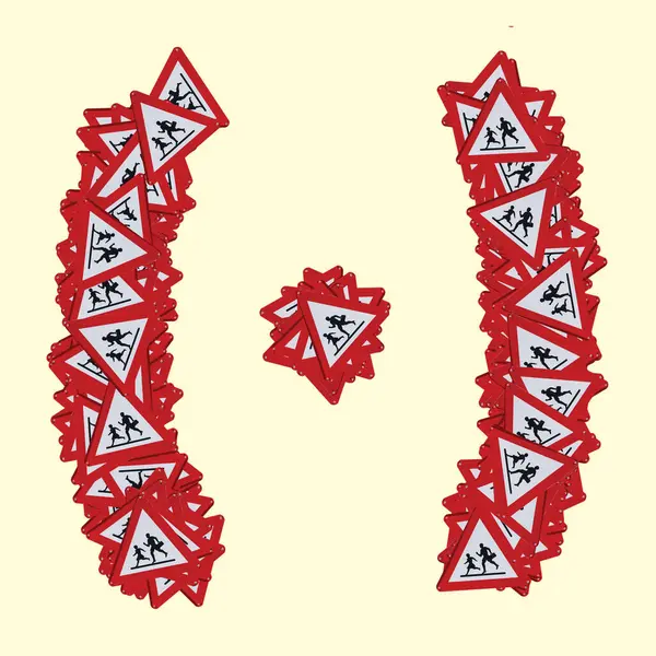 Αριθμοί Και Πινακίδες Σήμα Κινδύνου Πεζών Κόκκινο Τρίγωνο Σήμανση Ασφάλειας — Φωτογραφία Αρχείου