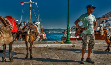 Bazı turistler eşek gezintisini tercih eder. 