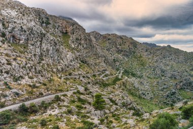 İspanya, Calabria dağlarında tehlikeli ve dik bir yılan anayolu.