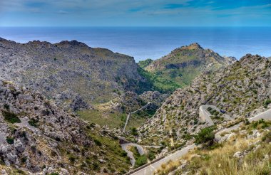 İspanya 'da bir colabria üzerinde yılan karayolu 
