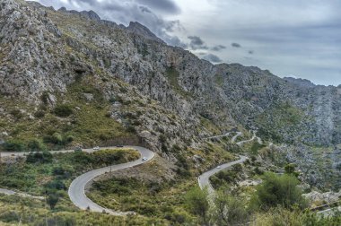 İspanya, Calabria dağlarında tehlikeli ve dik bir yılan anayolu.