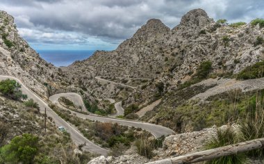 İspanya, Calabria dağlarında tehlikeli ve dik bir yılan anayolu.