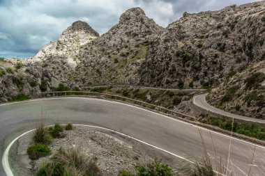 Sa colabria İspanya 'daki yılan yolunda tehlikeli ve keskin virajlar