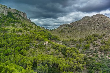 Tramuntana dağları yılan otobanı boyunca uzanıyor.