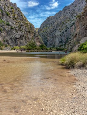 Sa Calabria Mallorca dağlarındaki pitoresk körfez 