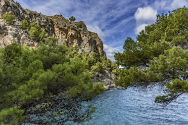 İspanya 'daki sa calabria körfezindeki denizin turkuaz rengi.
