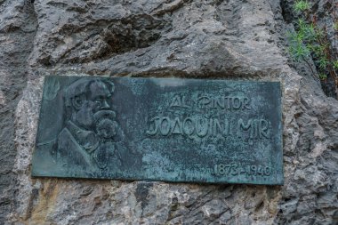 Plaket, Joaquim mir 'in tablosunu anmak için, Sa Calabria körfezindeki bir kayanın üzerinde. 