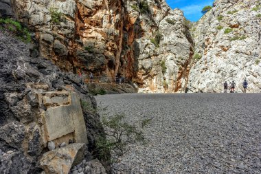 Calabria İspanya 'daki bir kayanın beton bilgi panosu. 