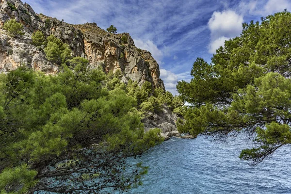 İspanya 'daki sa calabria körfezindeki denizin turkuaz rengi.