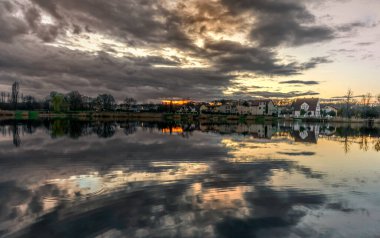 Gün batımında güneş suya yansıyor.