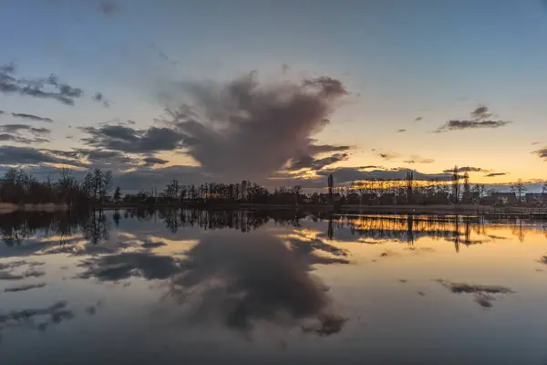 Gölün üzerinde peri masalı günbatımı