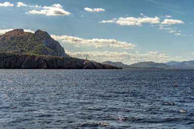 Mallorca 'daki deniz feneri patikası boyunca yol gösterici.