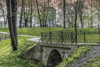 Parkta bir nehir üzerinde bir köprü