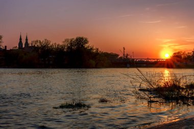 Nehrin üzerinde sakin ve büyüleyici gün batımı