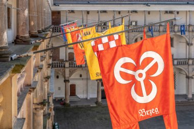 Silezya tavşanlarının kalesi pankartlarla süslenmiş.