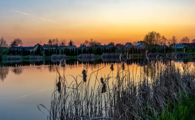 Sıcak ve romantik bahar günbatımı