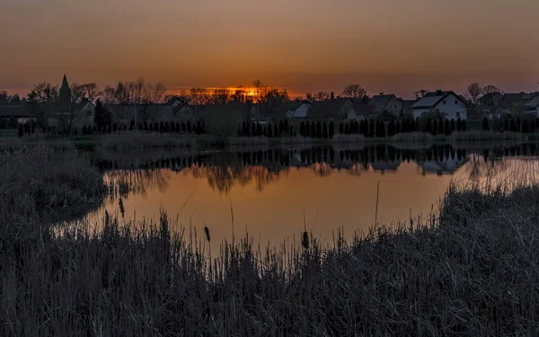 Frühlingssonnenuntergang Mit Spiegelung Spiegel Des Sees — Stockfoto