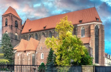 Aziz Nicholas 'ın güzel gotik kilisesi şehrin üzerine çöktü.