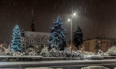 Geceleri şiddetli kar yağışı şehirde kaosa neden olur.