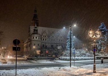 Geceleri şiddetli kar yağışı şehirde kaosa neden olur.