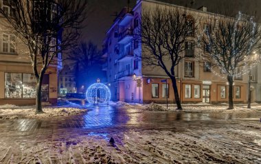 Şehirde Noel süslemeleri hazır, ama kar yerine yağmur yağıyor.