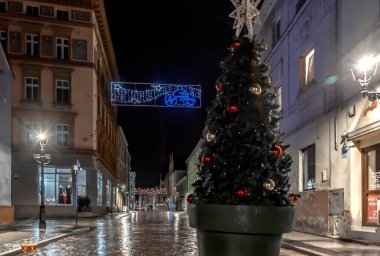 Parlayan noel aydınlatmaları özel bir atmosfer yaratır
