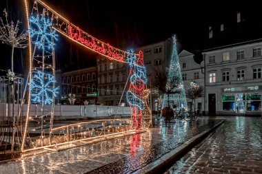 Şehirde Noel süslemeleri hazır, ama kar yerine yağmur yağıyor.