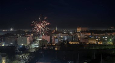 Yeni yıl arifesinde gökyüzünde renkli ve görkemli havai fişekler