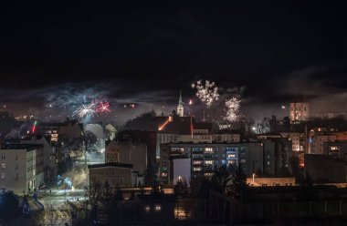 Havai fişekler ve havai fişekler kalabalığı çeker.