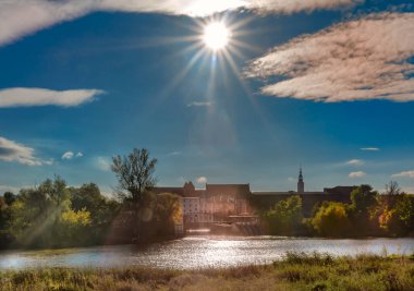 Şehrin içinden akan odra nehri.
