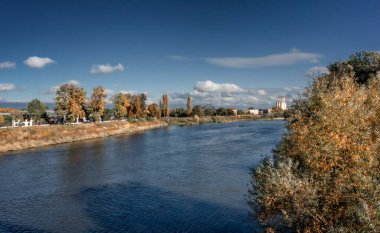 Şehrin içinden akan odra nehri.