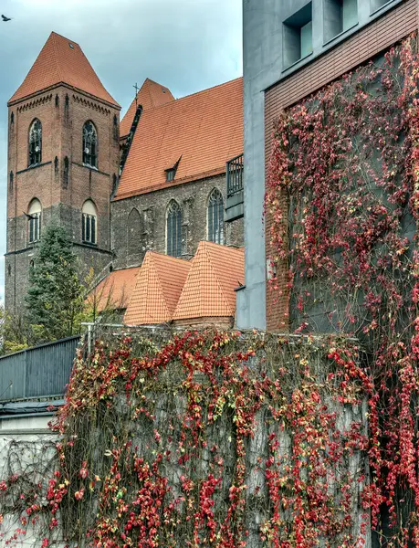 Aziz Nicholas 'ın güzel gotik kilisesi şehrin üzerine çöktü.