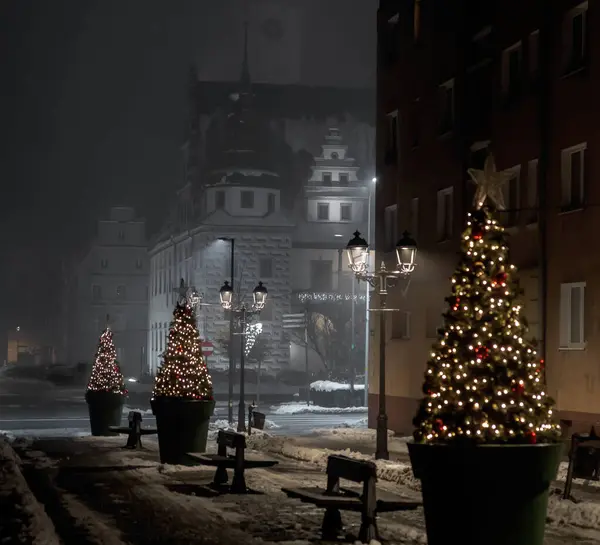 Parlayan noel aydınlatmaları özel bir atmosfer yaratır