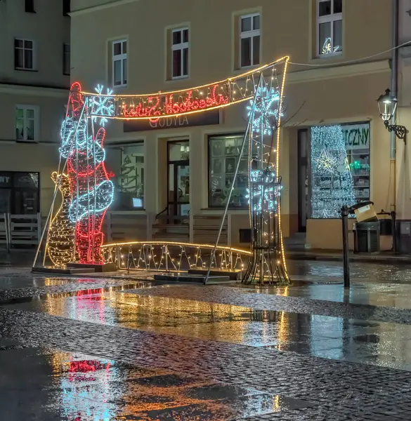 Şehirde Noel süslemeleri hazır, ama kar yerine yağmur yağıyor.