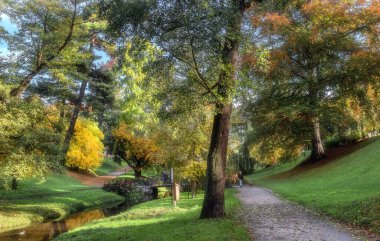 Sonbahar renkleri ve nostalji dolu bir atmosfer.