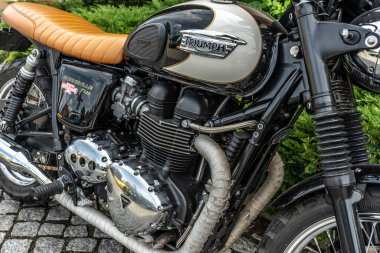 Eski bir motosikletin iyi bakımlı motoru.