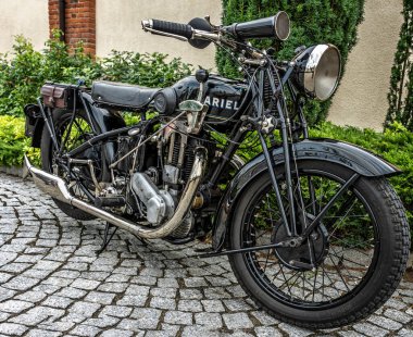 Şehirde eski bir motosiklet.