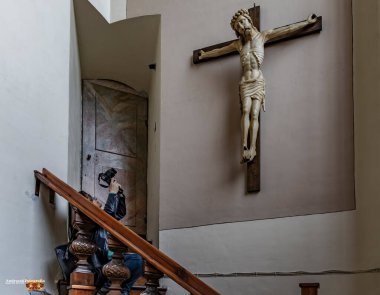 Kutsal Haç 'ın barok kilisesinin içinde.