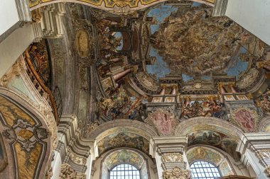 Kutsal Haç 'ın barok kilisesinin içinde.